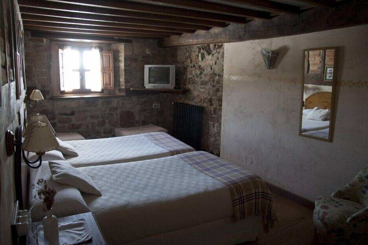 Escritorio, cortinas blackout, cunas y camas plegables/adicionales