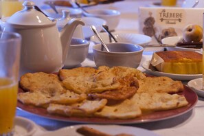 Daily continental breakfast (EUR 5.00 per person)