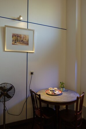 Blue Rumped Parrot | Desk, iron/ironing board, free WiFi