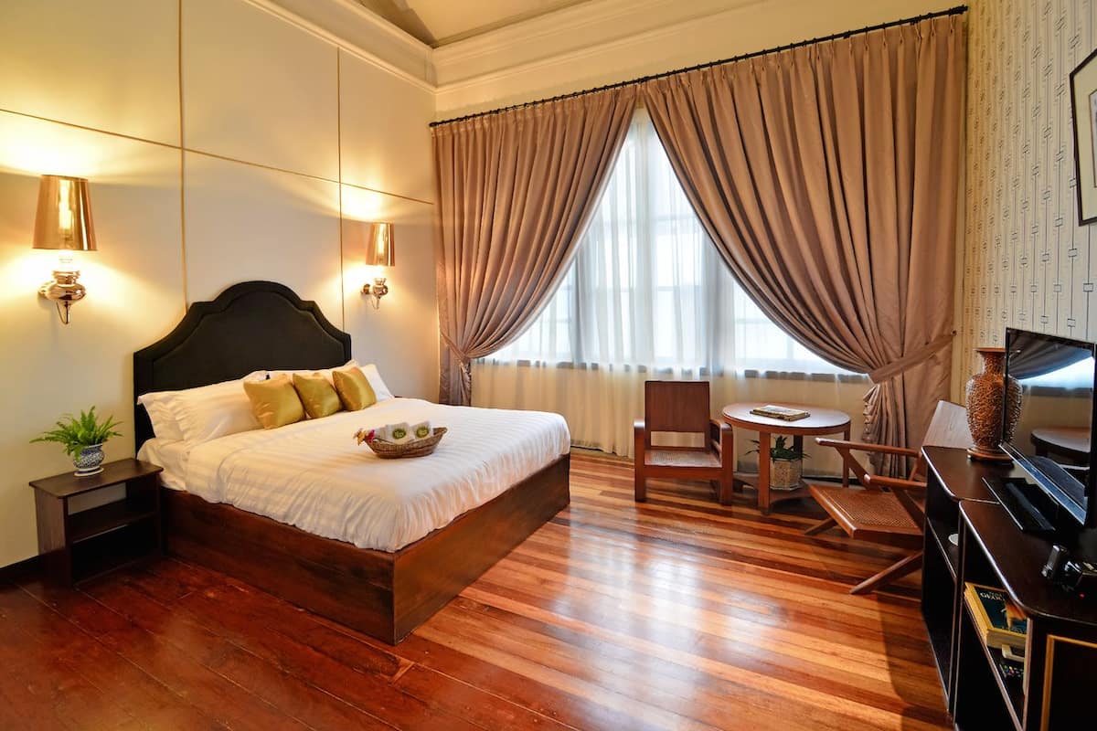 olive tree pipit | 1 bedroom, desk, iron/ironing board, free wifi