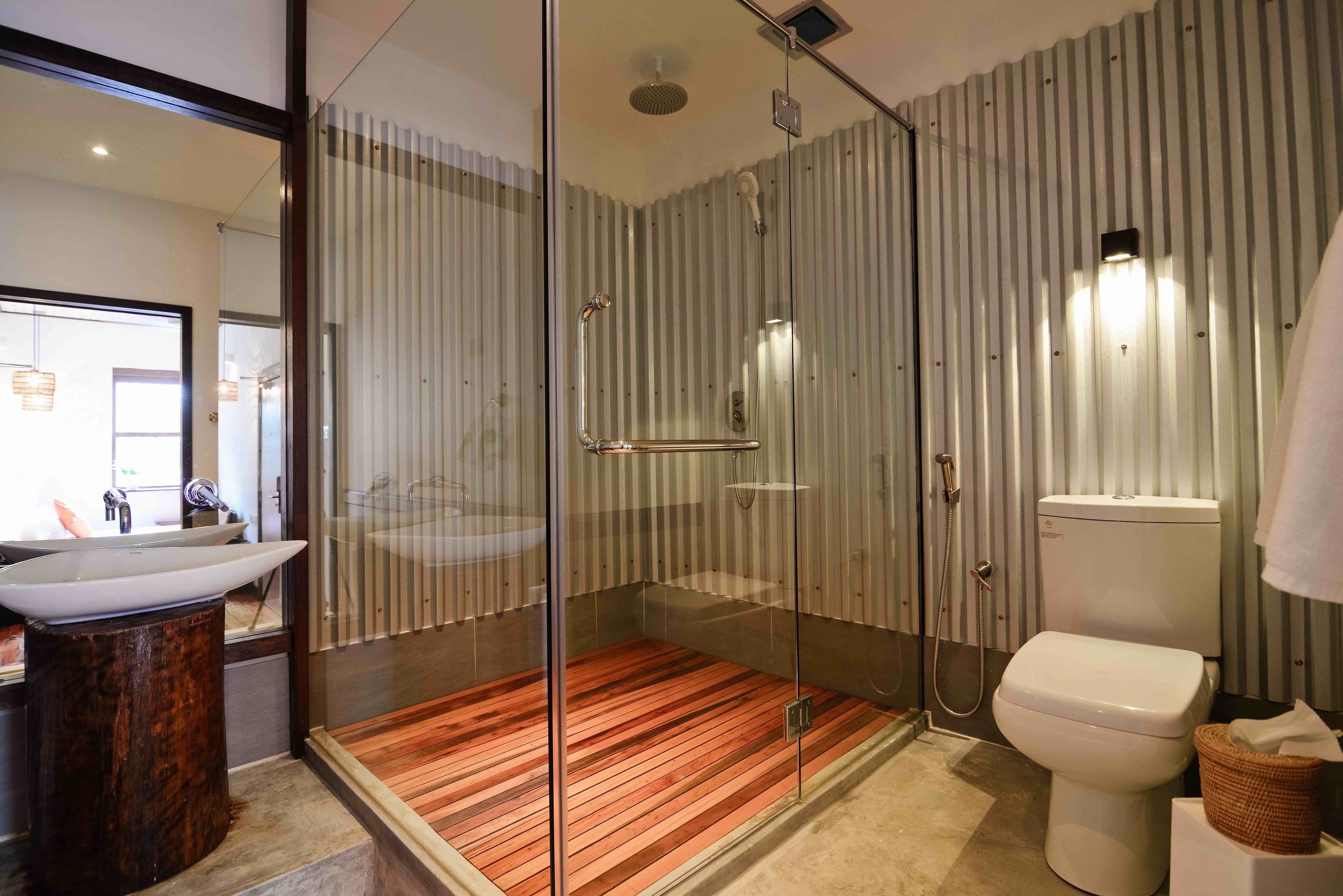 swiftlet silver | bathroom | shower, free toiletries, hair dryer, towels