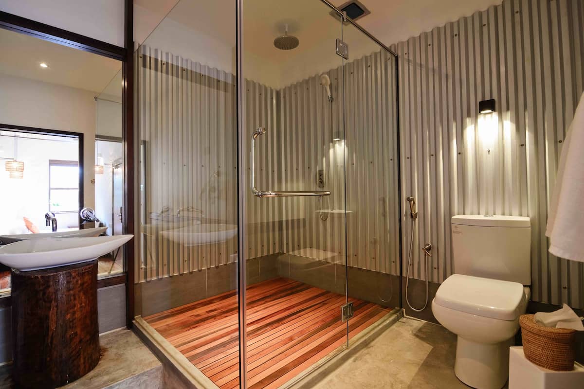 swiftlet silver | bathroom | shower, free toiletries, hair dryer, towels