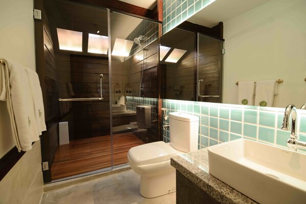 Loft (Swiftlet Gold) | Salle de bain | Douche, articles de toilette (gratuits), séchoir à cheveux