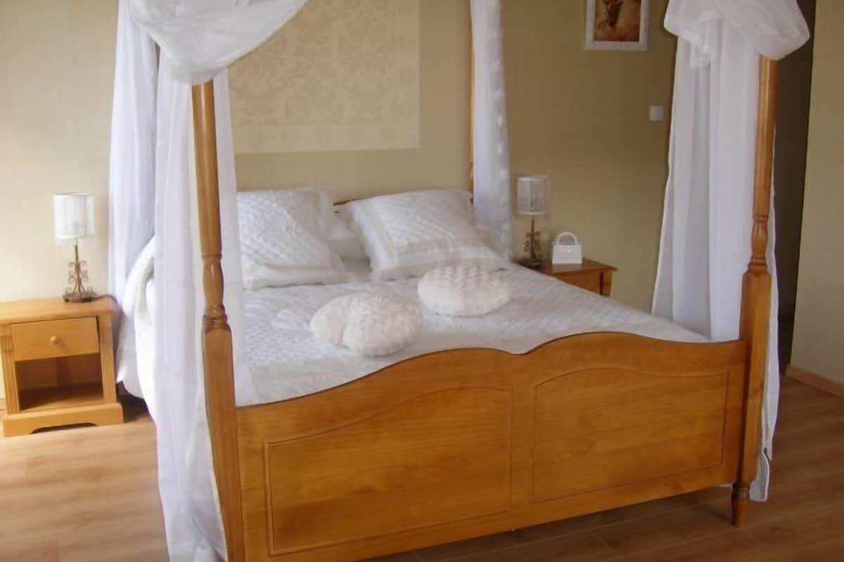 Desk, iron/ironing board, free WiFi