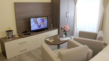 1 bedroom, premium bedding, minibar, in-room safe