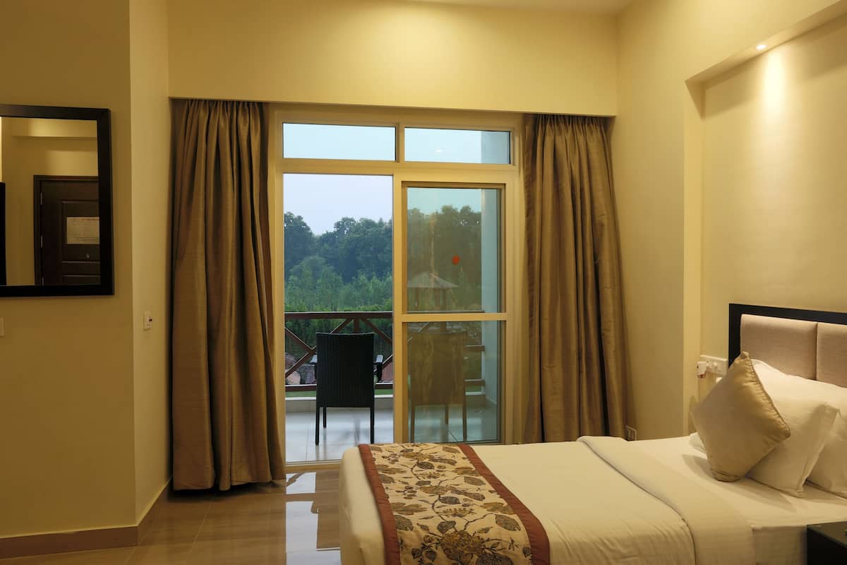1 kamar tidur, minibar, brankas, dan meja kerja
