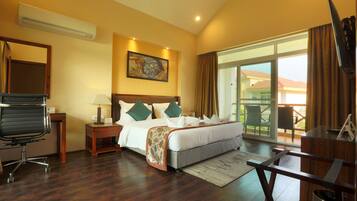 Club Cottage with Jacuzzi | Minibar, in-room safe, desk, soundproofing