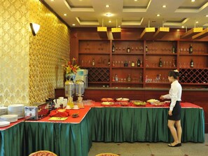 Free daily buffet breakfast - Crown Hotel (Ha Long)