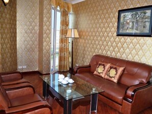 Minibar, desk, rollaway beds, free WiFi - Crown Hotel (Ha Long)
