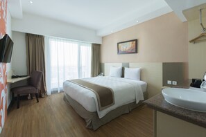 In-room safe, desk, soundproofing, rollaway beds - Dalton Makassar (Makassar)