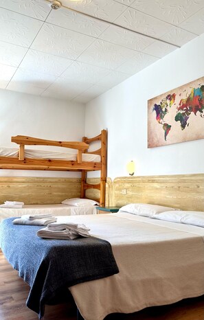 Habitación cuádruple económica | Ropa de cama de alta calidad, wifi gratis, ropa de cama