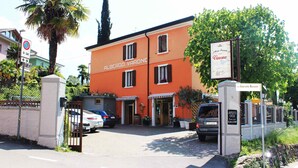 A building with a sign reading "Albergo Varone" and a sign for "Giacomo Bozzoni". - Albergo Varone (Riva del Garda)