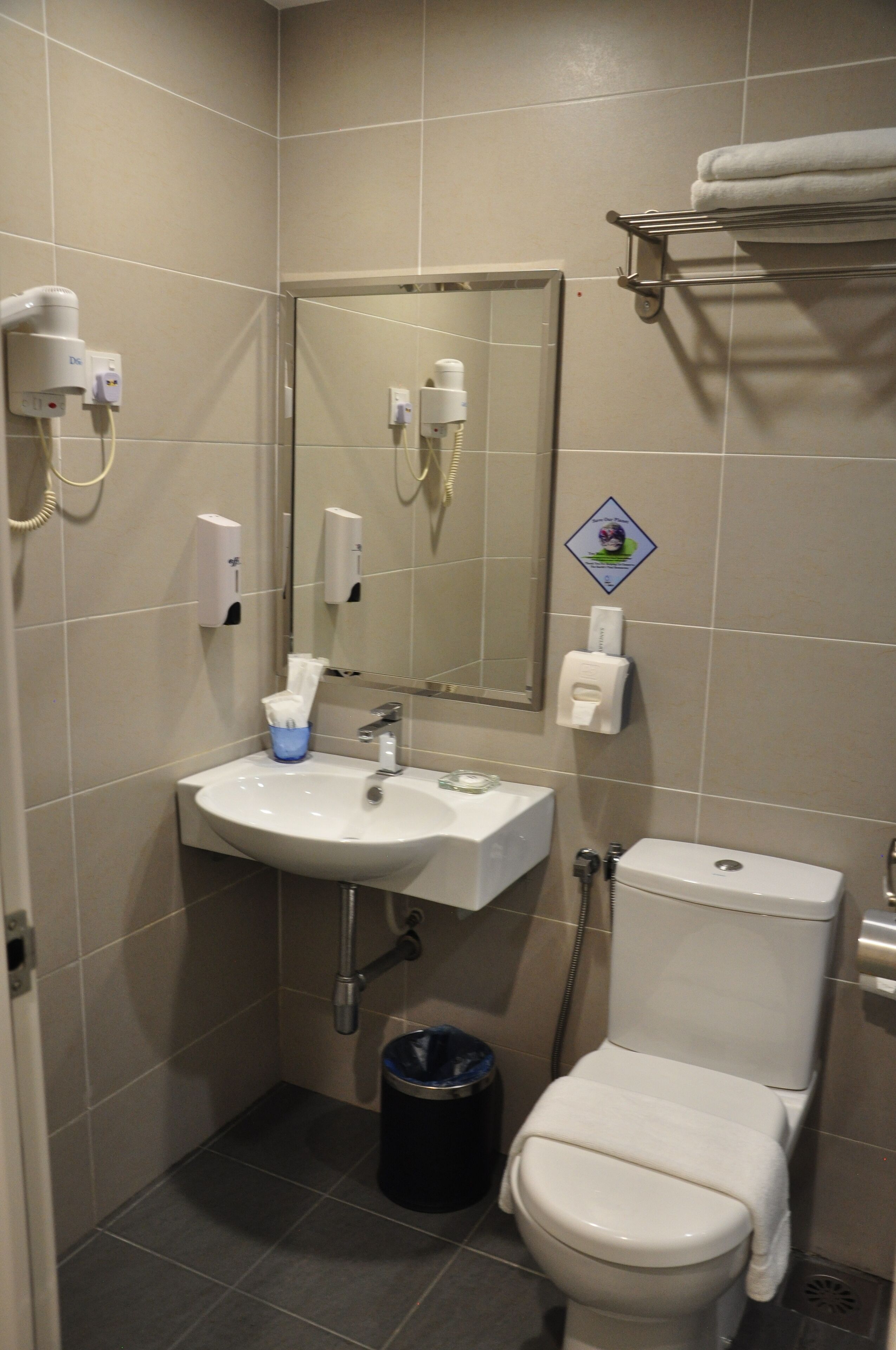 shower, rainfall showerhead, free toiletries, bidet