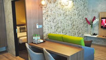 Apartament executiu, 2 dormitoris, cuina bàsica | Sala d'estar | Televisor LED de 32 polzades amb canals prèmium i televisor