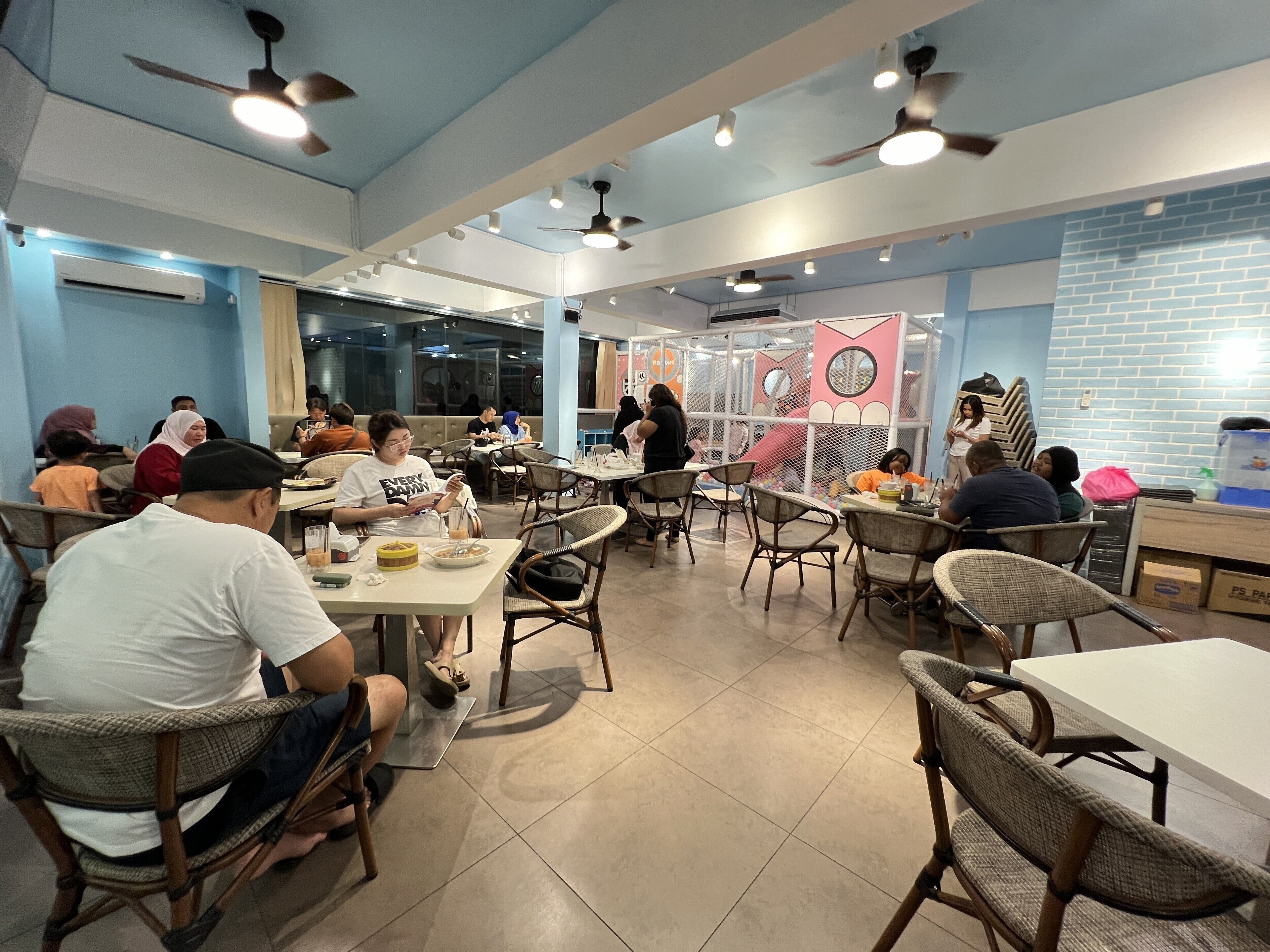 3 restaurants, lunch, dinner served; international cuisine 