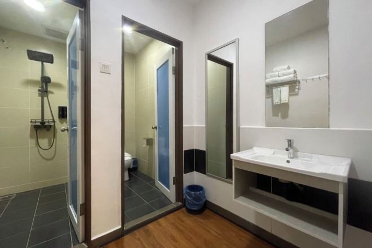 Un baño moderno con ducha, inodoro y lavamanos.