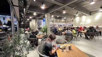 3 restaurantes, se sirven comidas, cenas y cocina internacional