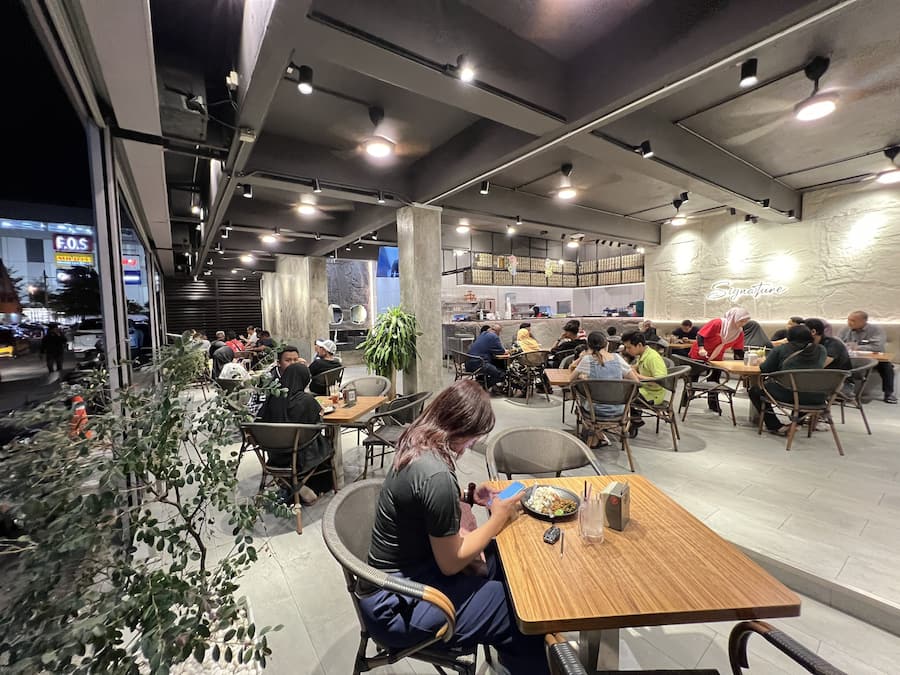 3 restaurants, lunch, dinner served; international cuisine