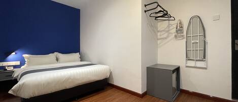 Ein modernes Hotelzimmer mit einem Bett, einem kleinen Nachttisch, einer Wandheizung, einem Fenster mit Blick und einer Tür.