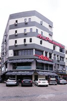 Un edificio de varios pisos con letreros que indican