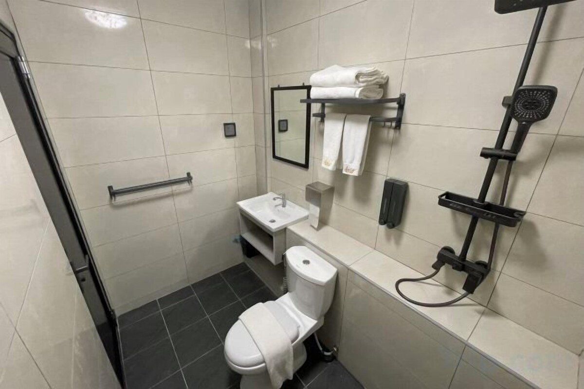 Shower, free toiletries, hair dryer, bidet