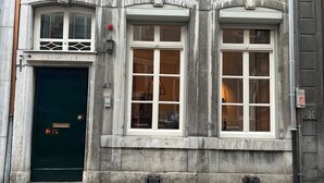 A building with a green door, numbered 41, and three large windows. - Hotel BE41 (Maastricht)