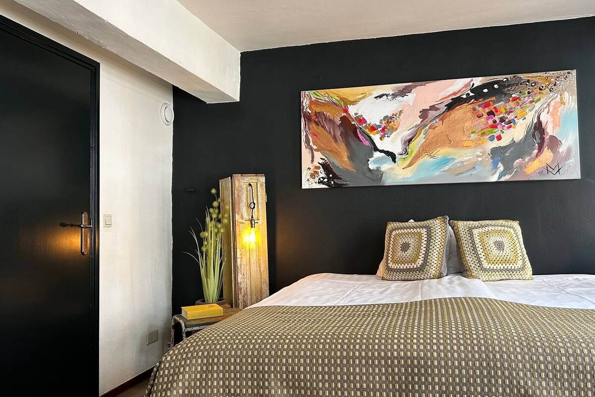 deluxe double room | individually decorated, individually furnished, iron/ironing board