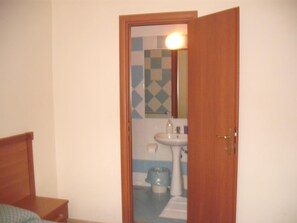 Bruser, hårtørrer, bidet, håndklæder