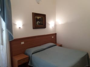 Escritorio, sistema de insonorización, cunas gratuitas y wifi gratis 