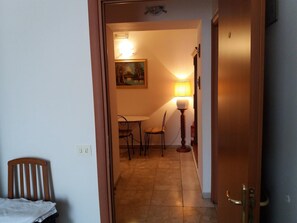 Escritorio, sistema de insonorización, cunas gratuitas y wifi gratis 