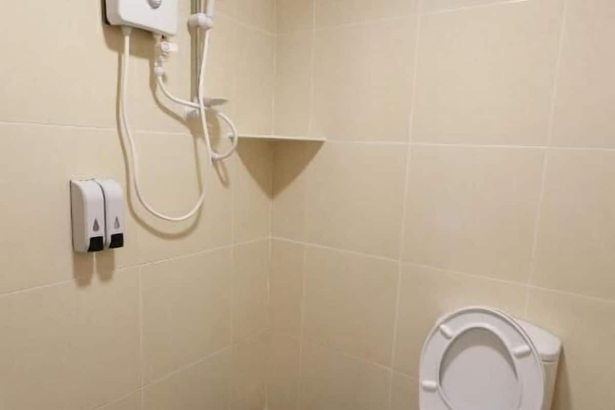 shower, free toiletries, hair dryer, slippers