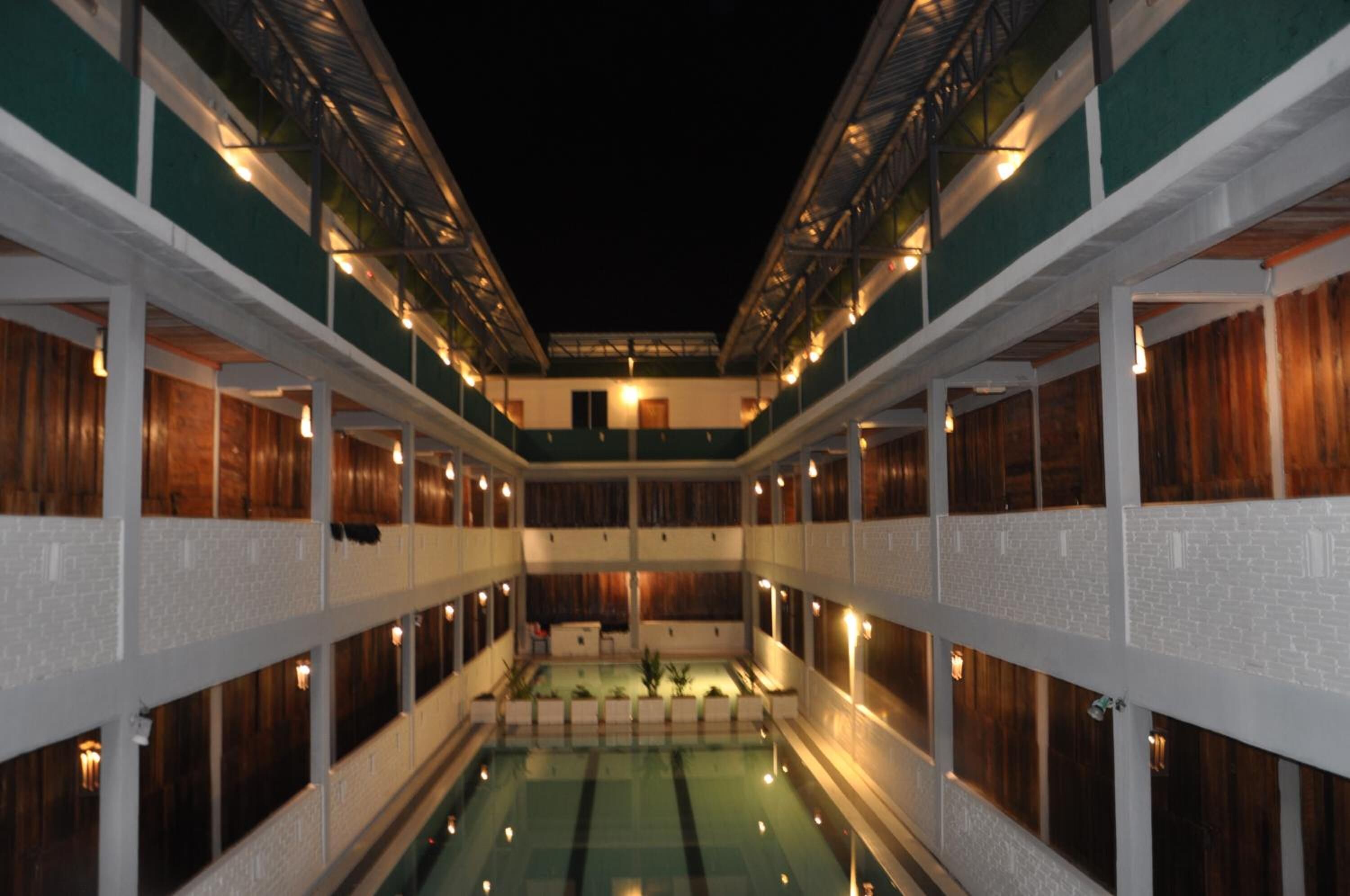 2 outdoor pools, pool loungers