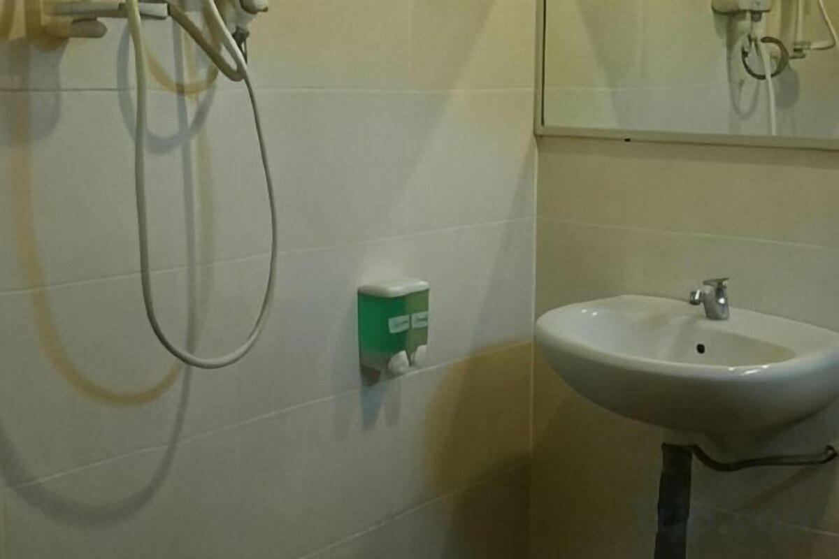 Badkamer | Een douche, gratis toiletartikelen, een haardroger, pantoffels