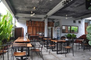 Daily buffet breakfast for a fee - Joe Fisherman Inn (Pangkor Island)