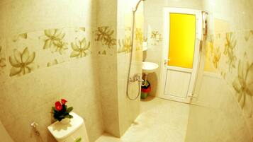 Shower, free toiletries, towels