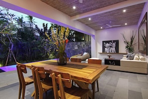 Luxury-Villa, 3 Schlafzimmer | Essbereich im Zimmer