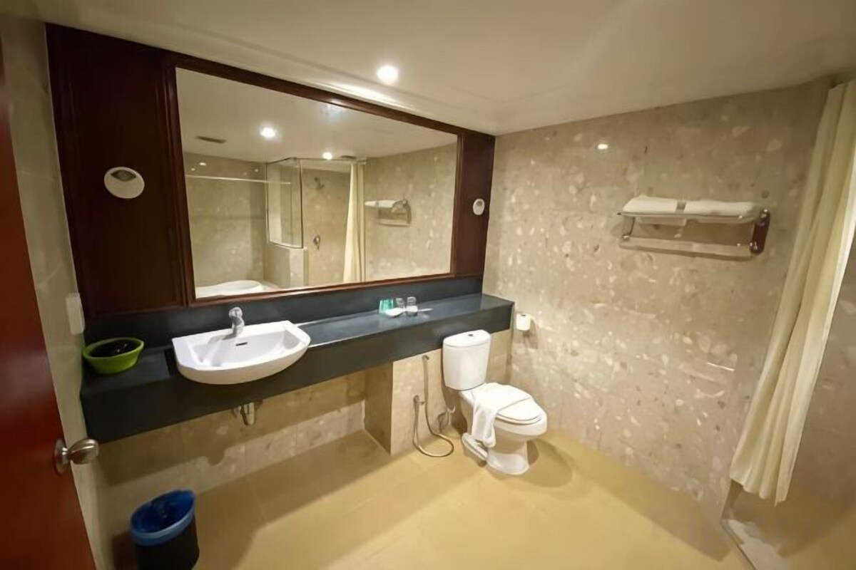 Bathroom | Combined shower/tub, free toiletries, hair dryer, bathrobes
