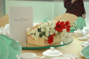 3 restaurants, breakfast, lunch, dinner served; international cuisine 