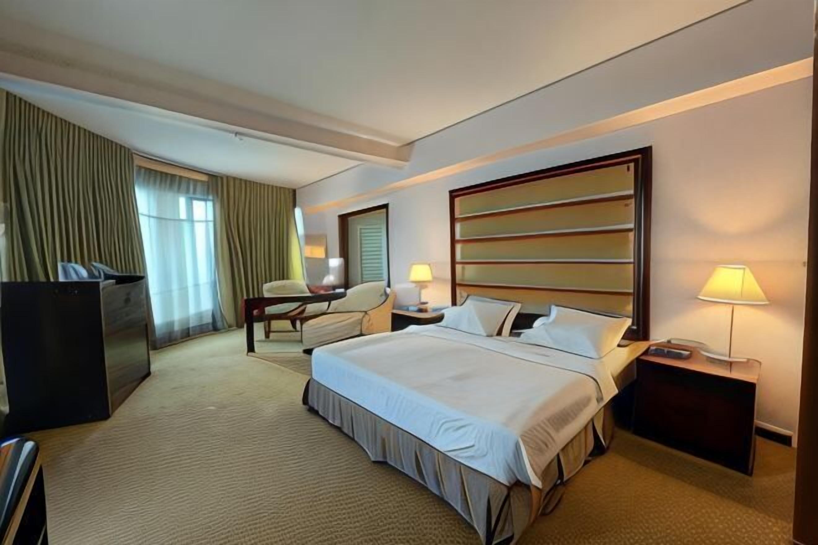 Premium bedding, minibar, in-room safe, desk