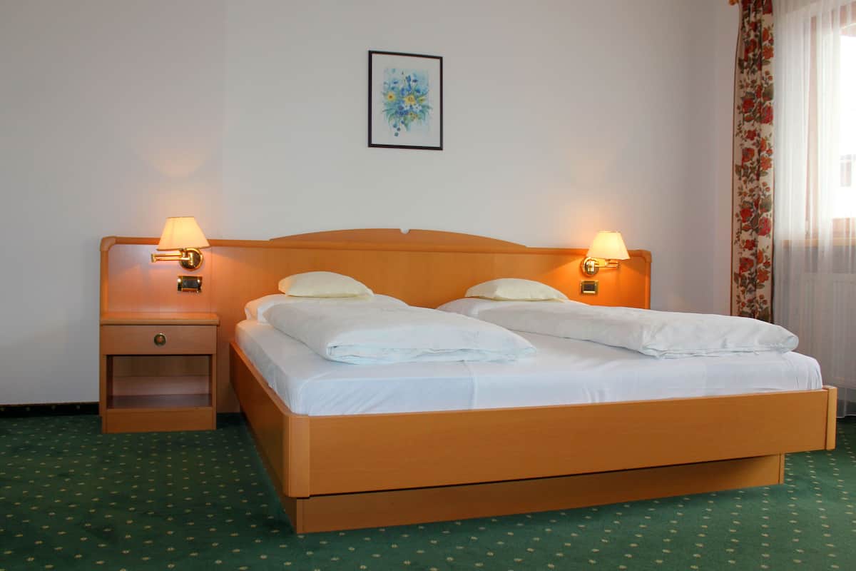 Doppelzimmer (some with balcony) | Hochwertige Bettwaren, Zimmersafe, Schreibtisch