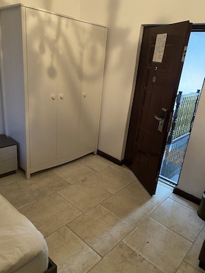 1 bedroom, desk, free wired internet - Tribeca Guest House (Accra)