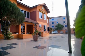Property grounds - Tribeca Guest House (Accra)