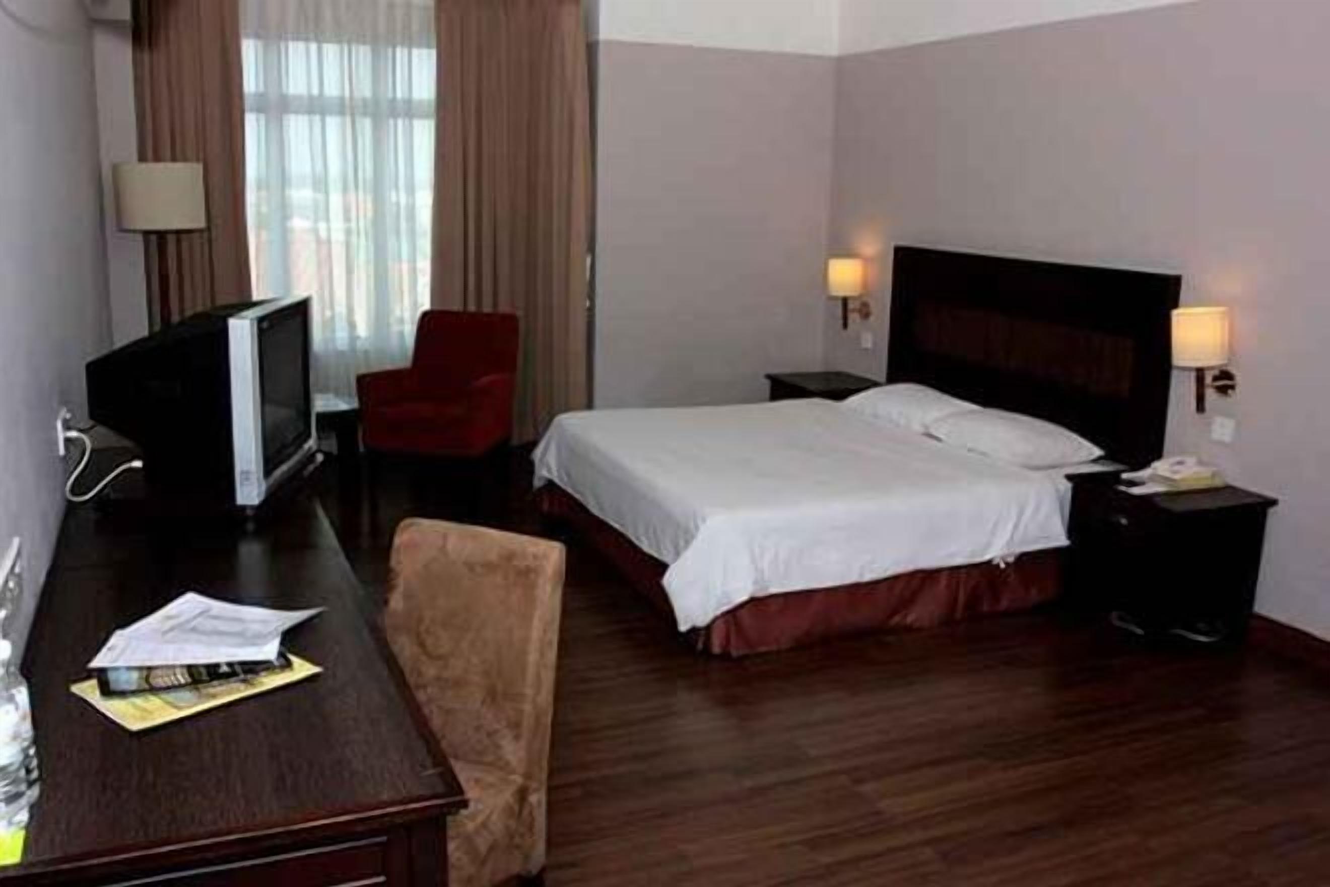 Een kluis op de kamer, een bureau, verduisterende gordijnen