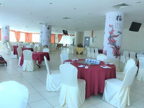 Lunch and dinner served, Chinese cuisine