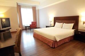 Rom – deluxe, 1 kingsize-seng (Standard) | Safe på rommet, skrivebord, blendingsgardiner og strykejern/-brett