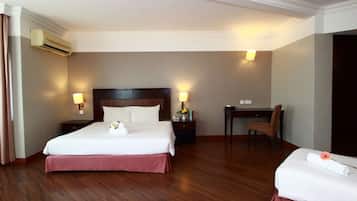 Family Suite | In-room safe, desk, blackout curtains, iron/ironing board