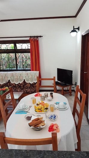 Fridge, microwave, stovetop, coffee/tea maker - Chalet D Anse Reunion (La Digue)