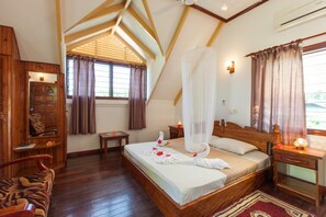 1 kamar tidur, brankas, dan tempat tidur bayi gratis