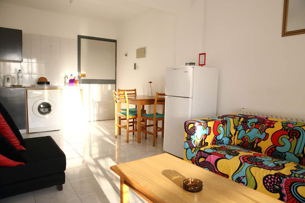 Departamento, 1 habitación, balcón | Área de sala de estar | Televisión