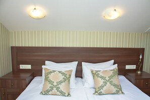 Kamar Double atau Twin Ekonomi | Bantalan ekstra lembut, minibar, dan meja kerja